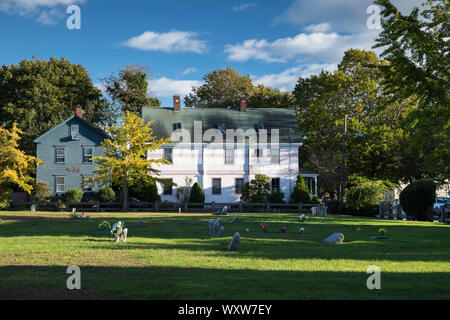 Neat traditionnel typique des maisons en bois en bois peint avec des tombes du cimetière dans en premier plan à Newport, Rhode Island, USA Banque D'Images