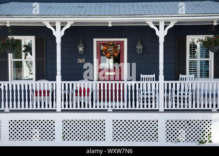 Neat traditionnel typique de baraque en bois en bois peint avec stoop à Newport, Rhode Island, USA Banque D'Images