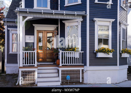 Neat traditionnel typique de baraque en bois en bois peint avec stoop à Newport, Rhode Island, USA Banque D'Images