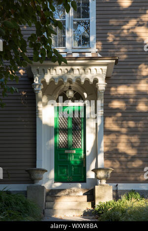 Clins en bois maison d'époque avec un élégant porche et porte sur la rue de prestations à Providence, Rhode Island, USA Banque D'Images