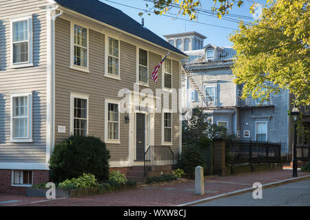 Clins en bois maison d'époque avec patriotic Stars and Stripes flag sur rue Prestations à Providence, Rhode Island, USA Banque D'Images