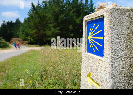 Pèlerins marchant sur un chemin de terre près de Saint Jacques de Compostelle, ville espagnole à la fin du Camino de Santiago ou Chemin de Saint Jacques. Randonnées familiales sur les ro Banque D'Images