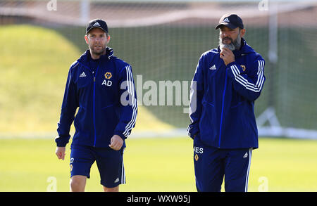 Wolverhampton Wanderers manager Nuno Espirito Santo (à droite) et entraîneur de conditionnement physique Antonio Dias (à gauche) au cours d'une session de formation à l'école Sir Jack Hayward Terrain d'entraînement, Wolverhampton. Banque D'Images