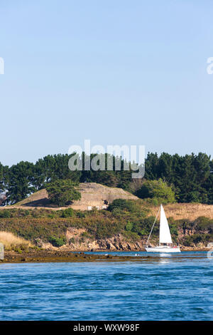 Cairn de l'île de Gavrinis à larmor baden dans le Golfe du Morbihan (Bretagne, nord-ouest de la France). Voilier en face de l'île Banque D'Images