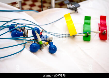 Les électrodes ECG EKG ou l'électrocardiogramme enregistre les pulsations sur patient lit dans l'hôpital. Banque D'Images