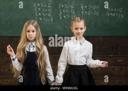 L'aide aux devoirs est largement nécessaire entre schoolkids maintenant. High school college students studying et lire ensemble en classe des concepts d'éducation Banque D'Images