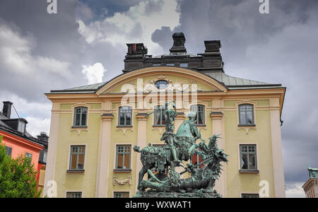 St George et le Dragon Monument, Kopmanstorget, Gamla Stan, Stockholm. La statue en bronze est une réplique de celui qui se tient dans la Storkyrkan. Banque D'Images