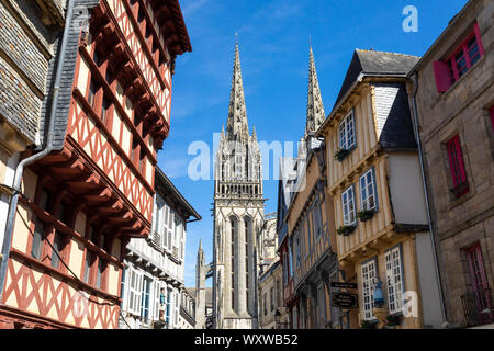 Quimper (Bretagne, nord-ouest de la France) : flèches de la cathédrale Saint-Corentin et médiévale de maisons à colombages de la rue "rue Kereon" Banque D'Images