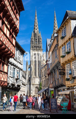 Quimper (Bretagne, nord-ouest de la France) : flèches de la cathédrale Saint-Corentin et médiévale de maisons à colombages de la rue "rue Kereon" Banque D'Images