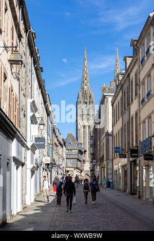 Quimper (Bretagne, nord-ouest de la France) : flèches de la cathédrale Saint-Corentin et de "rue Kereon" street, rue commerçante du centre-ville Banque D'Images