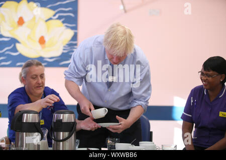 Premier ministre Boris Johnson rencontre des membres du personnel au cours d'une visite à Whipps Cross University Hospital à traverser Leytonstone, East London. PA Photo. Photo date : mercredi 18 septembre 2019. Voir la politique histoire PA Johnson. Crédit photo doit se lire : Yui Mok/PA Wire Banque D'Images