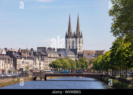 Quimper (Bretagne, nord-ouest de la France) : aperçu de la centre ville de l'Odet. L'Odet, le centre-ville et tours de la Cathédrale Banque D'Images