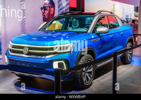 Francfort, Allemagne - Sept 2019 : VW VOLKSWAGEN bleu TAROK est une camionnette compacte, IAA International Motor Show Salon International de l'auto. Banque D'Images