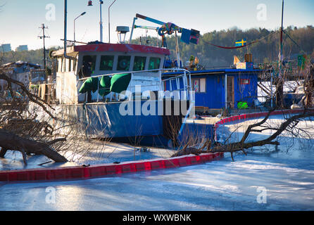 Péniches barges dans les glaces, Arstaviken, Stockholm, Suède Banque D'Images
