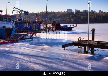 Péniches barges dans les glaces, Arstaviken, Stockholm, Suède Banque D'Images