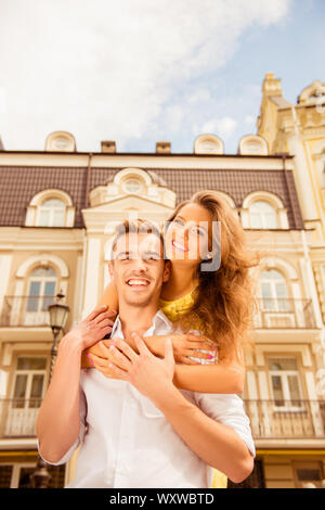 Couple heureux en amour sur l'arrière-plan des bâtiments Banque D'Images