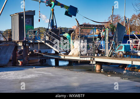 Passerelle en bois menant à l'entrée de la péniche péniche encombrée par les glaces glace gelé dans Arstaviken, Stockholm, Suède Banque D'Images