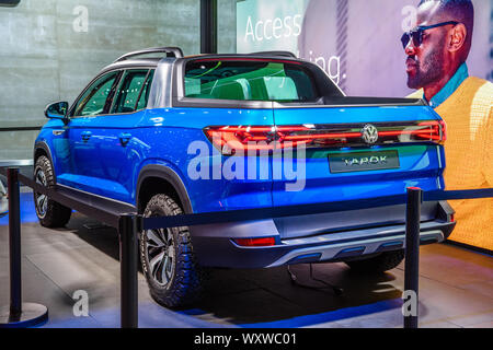 Francfort, Allemagne - Sept 2019 : VW VOLKSWAGEN bleu TAROK est une camionnette compacte, IAA International Motor Show Salon International de l'auto. Banque D'Images