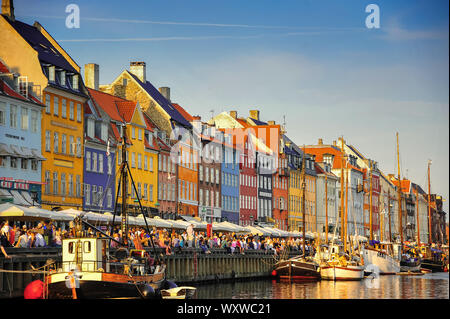 Copenhague, Danemark - Juillet 2015 : Quai bondé terrasses de cafés à Nyhavn (Nouveau port) au cours de l'été Banque D'Images