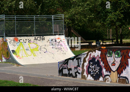 Walldorf, Allemagne - le 11 août 2019 : le skate les voies d'une jeunesse et sports park sur le bord d'un parc paysage avec graffitis sur 11 Août, 2019 dans W Banque D'Images