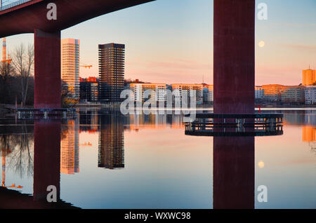 Pont ouest Arsta avec pleine lune reflète dans Arstaviken Bay, Stockholm, Suède Banque D'Images