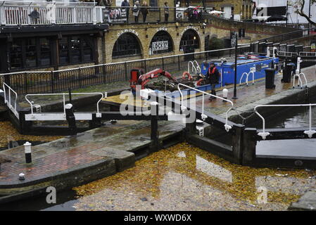 Hampstead Road Lock sur le Regent's Canal à Camden Town, Londres. Des portes de l'écluse sont adjacents au marché et permettre aux bateaux de monter ou de descendre entre Banque D'Images