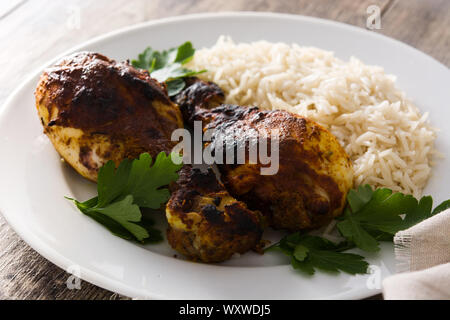 Poulet tandoori grillés avec du riz basmati en plaque sur les tables en bois. Banque D'Images