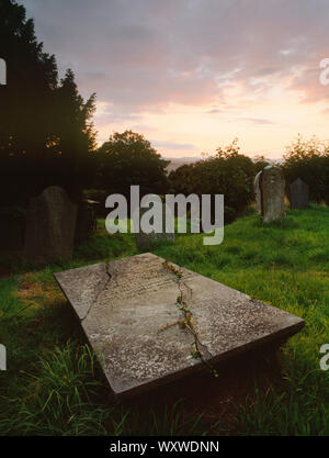 Dalle ont soulevé de graves en dessous de l'extrémité ouest de l'église St Cynhafal, Llangynhafal. Dédié à l'époux et l'épouse William et Mary Evans qui est mort 118 et 1834. Banque D'Images