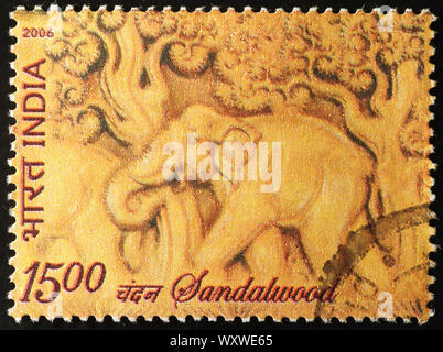 Sur le bois de santal sculpté éléphant indien en timbres-poste Banque D'Images