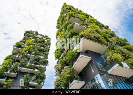 Milan, Italie : le gratte-ciel du nom de Bosco verticale (Vertical) de la forêt, l'architecture innovatrice et durable dans le quartier de Porta Nuova Banque D'Images