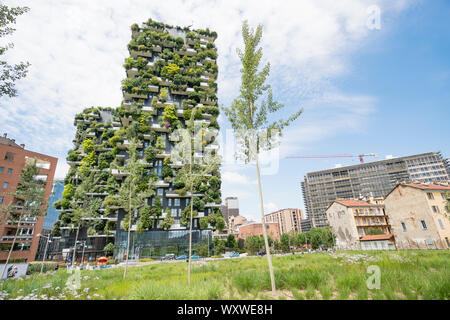 Milan, Italie : le gratte-ciel du nom de Bosco verticale (Vertical) de la forêt, l'architecture innovatrice et durable dans le quartier de Porta Nuova Banque D'Images