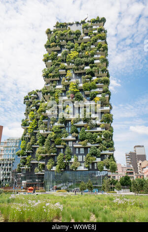 Milan, Italie : le gratte-ciel du nom de Bosco verticale (Vertical) de la forêt, l'architecture innovatrice et durable dans le quartier de Porta Nuova Banque D'Images