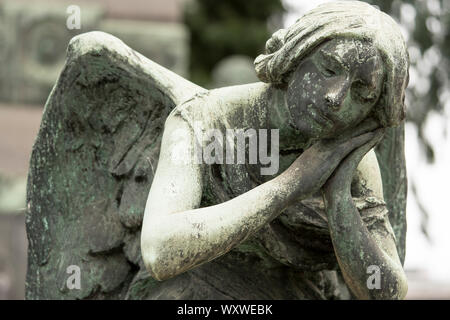 Angel statue de pierre sur une tombe dans le Cimitero Monumentale (cimetière monumental), l'un des deux plus grands cimetières de Milan, Italie Banque D'Images