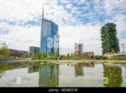 Milan, Italie : l'étang du nouveau parc public appelé 'Biblioteca degli Alberi" (Bibliothèque), arbres en arrière-plan la "verticale" les bâtiments Banque D'Images