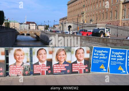 STOCKHOLM, Suède - le 23 août 2018 : Libéraux (Liberalerna) et les Sociaux-démocrates (Socialdemokraterna) affiches politiques suédois avant d'electio Banque D'Images