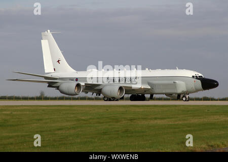 Escadron 51 RC-135W taxiing dehors pour départ à RAF Waddington lors de l'exercice guerrier Cobra. Banque D'Images