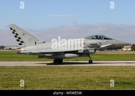 Italian Air Force Eurofighter EF-2000 roulage pour départ à RAF Waddington lors de l'exercice guerrier Cobra. Banque D'Images