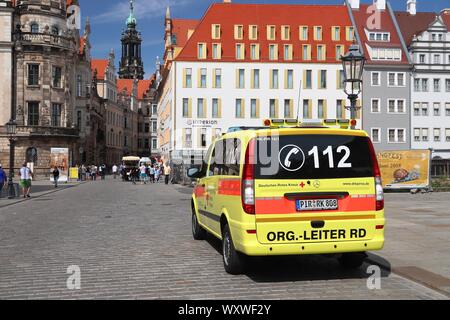 Dresde, Allemagne - 10 MAI 2018 : ambulance de la Croix Rouge Allemande (Mercedes Vito) stationné à Dresde. International Red Cross and Red Crescent a environ 17 m Banque D'Images