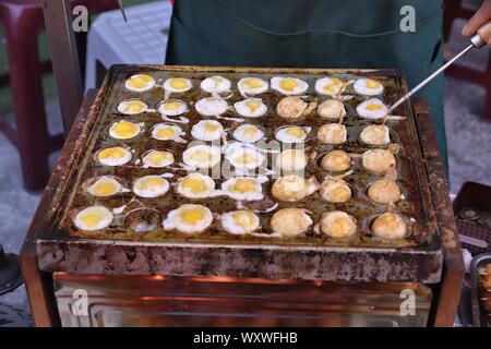 Taiwan Food Market in Lukang. Oeufs de caille au plat. Banque D'Images