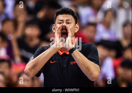 --FILE--entraîneur Li Nan réagit au cours d'un match contre la Croatie dans la ville de Shenzhen, province du Guangdong en Chine du sud, le 16 août 2018. Après la mauvaise performance durant les Jeux de 2019 Coupe du Monde de la FIBA, l'entraîneur Li Nan qui ont guidé l'équipe masculine de basket-ball chinois à une 24e place prévoit de démissionner, le 18 septembre 2019. Banque D'Images