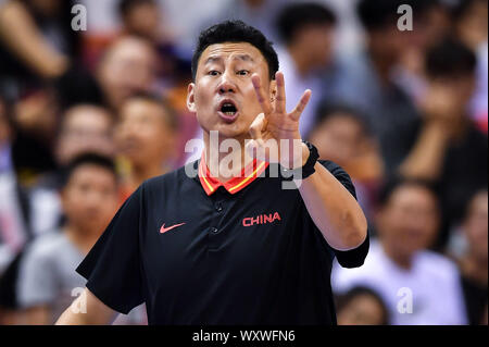 --FILE--entraîneur Li Nan réagit au cours d'un match contre la Croatie dans la ville de Shenzhen, province du Guangdong en Chine du sud, le 16 août 2018. Après la mauvaise performance durant les Jeux de 2019 Coupe du Monde de la FIBA, l'entraîneur Li Nan qui ont guidé l'équipe masculine de basket-ball chinois à une 24e place prévoit de démissionner, le 18 septembre 2019. Banque D'Images