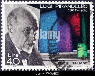 Dramaturge Luigi Pirandello sur timbre-poste italien Banque D'Images