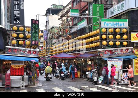 KEELUNG, TAÏWAN - 22 NOVEMBRE 2018 : visite de personnes célèbre Miaokou Night Market dans journée Keelung, Taïwan. Marchés de nuit sont partie essentielle de Taiwanes Banque D'Images