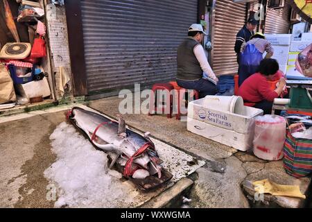 KEELUNG, TAÏWAN - 22 NOVEMBRE 2018 : vendeur prépare du poisson au célèbre Kanziding Marché de poisson de Keelung, Taïwan. Banque D'Images