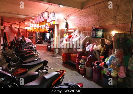 KEELUNG, TAÏWAN - 22 NOVEMBRE 2018 : Nuit alley à Keelung, Taïwan. Keelung est la 9ème ville la plus peuplée de Taïwan. Banque D'Images