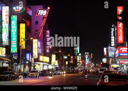 HUALIEN, TAIWAN - Le 24 novembre 2018 : vie nocturne de Hualien, Taïwan. Hualien est l'une des plus grandes villes sur la côte est de Taiwan. Banque D'Images