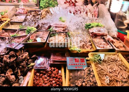 KEELUNG, TAÏWAN - 22 NOVEMBRE 2018 : la sélection d'aliments de la mer au célèbre Miaokou Night Market à Keelung, Taïwan. Marchés de nuit sont partie essentielle de Taiwane Banque D'Images