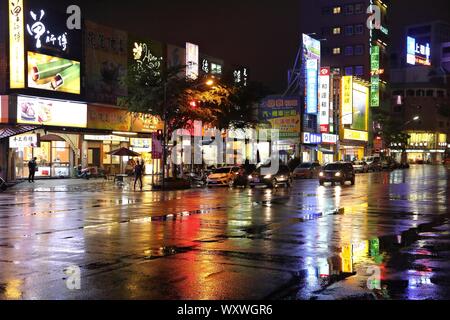 HUALIEN, TAIWAN - Le 24 novembre 2018 : nuit de réflexion des pluies de Hualien, Taïwan. Hualien est l'une des plus grandes villes sur la côte est de Taiwan. Banque D'Images