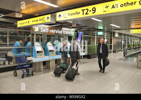 AMSTERDAM, Pays-Bas - 21 NOVEMBRE 2018 : voyageurs visitent l'aéroport de Schiphol à Amsterdam. Schiphol est le 12e aéroport le plus fréquenté au monde avec plus Banque D'Images