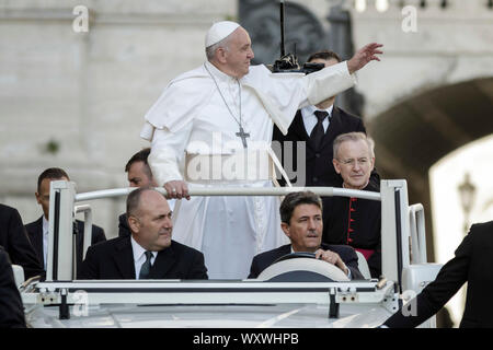 Cité du Vatican, Vatican. 18 Septembre, 2019. Le pape François arrive à diriger l'audience générale hebdomadaire sur la Place Saint Pierre. Credit : Giuseppe Ciccia/Alamy Live News Banque D'Images